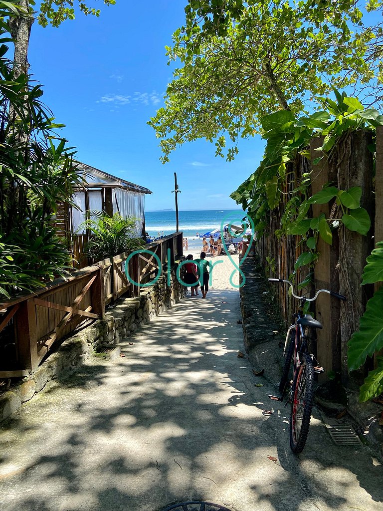 Pé na Areia com 5 suítes em cond. no Canto Direito